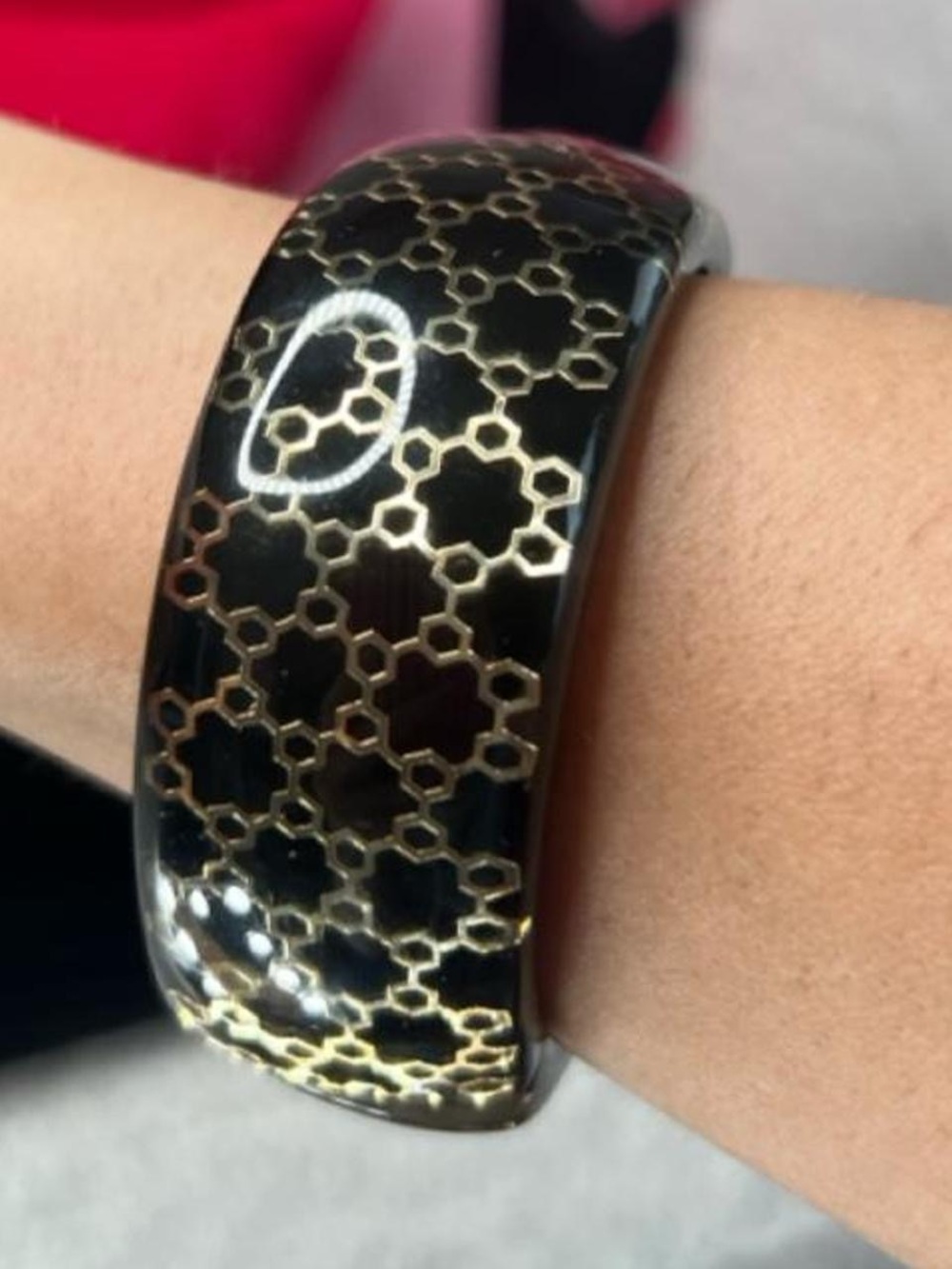 Chunky acrylic Black and gold chain pattern bangle bracelet